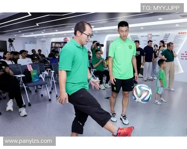 五大联赛赛场小动作引发热议 球员细节背后隐藏的赛场智慧与争议 五大联赛赛场小动作引发热议 球员细节背后隐藏的赛场智慧与争议