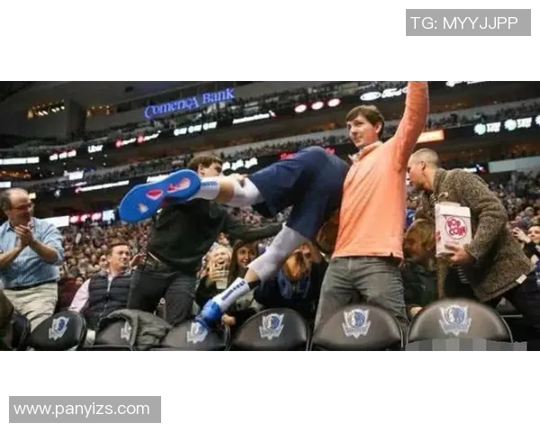 独行侠球员赛场小动作被捕捉引发广泛讨论网友热议表现细节 独行侠球员赛场小动作被捕捉引发广泛讨论网友热议表现细节