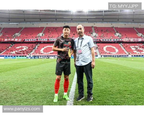 世界杯预选赛荣获月度最佳球员，实至名归